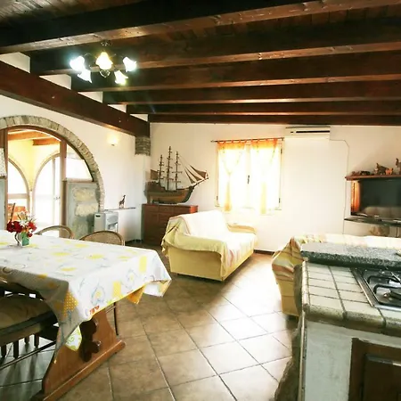 Large With Private Garden And Pool Near Hotell Pula