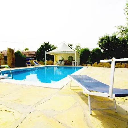 Large With Private Garden And Pool Near Hotell *