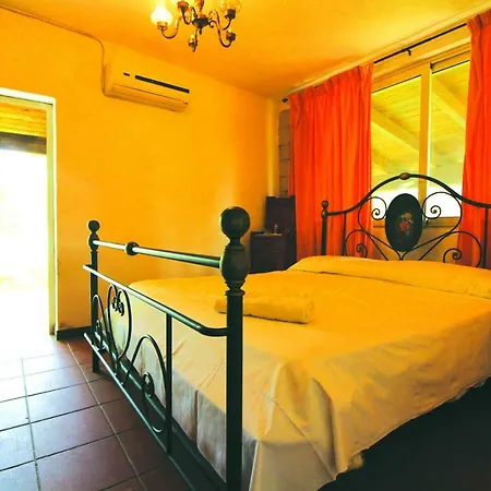 Large With Private Garden And Pool Near Hotell Pula