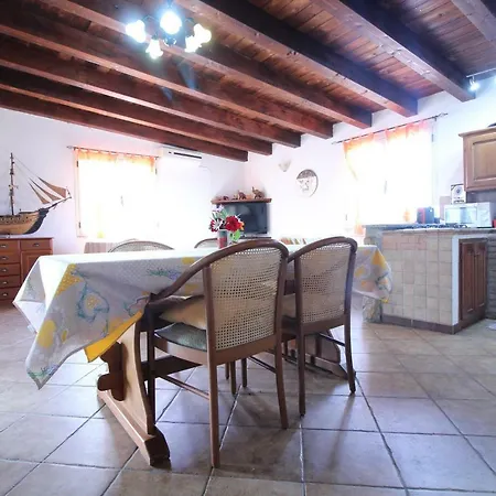 Large With Private Garden And Pool Near Hotell