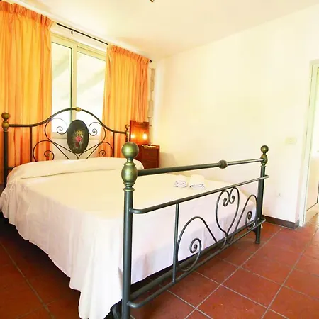 Hotell Large With Private Garden And Pool Near Pula